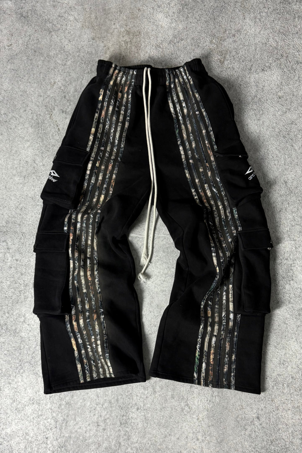ARCHIVE HUNTER CARGO STRIPE SWEATPANTS CAMO - BLACK